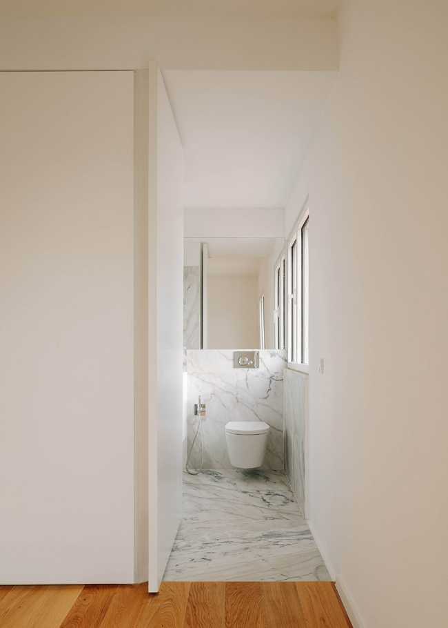 Renovation of a house in Lisbon. From chaotic aesthetics to coherent, minimal architecture