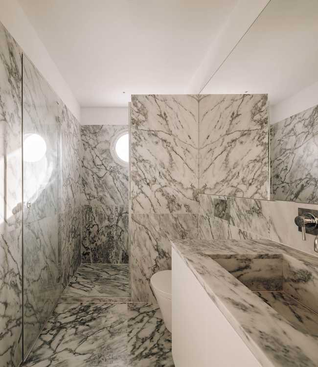 Renovation of a house in Lisbon. From chaotic aesthetics to coherent, minimal architecture