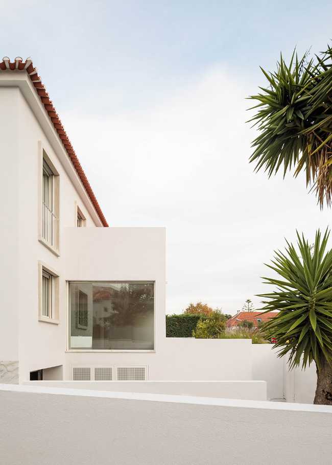 Renovation of a house in Lisbon. From chaotic aesthetics to coherent, minimal architecture