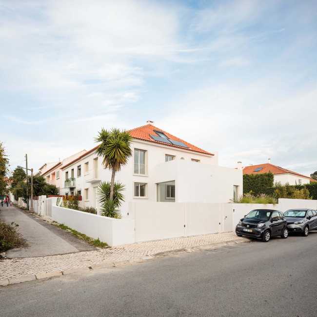 Renovation of a house in Lisbon. From chaotic aesthetics to coherent, minimal architecture