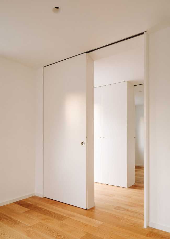 Renovation of a house in Lisbon. From chaotic aesthetics to coherent, minimal architecture
