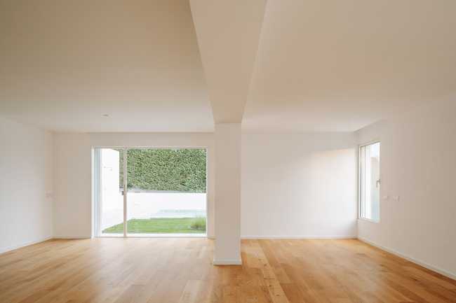 Renovation of a house in Lisbon. From chaotic aesthetics to coherent, minimal architecture