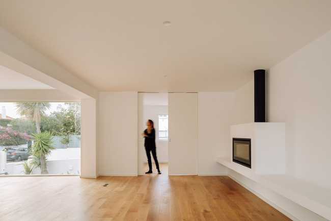 Renovation of a house in Lisbon. From chaotic aesthetics to coherent, minimal architecture