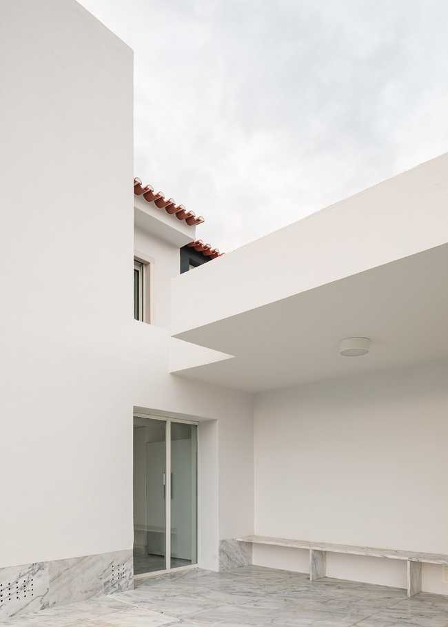 Renovation of a house in Lisbon. From chaotic aesthetics to coherent, minimal architecture