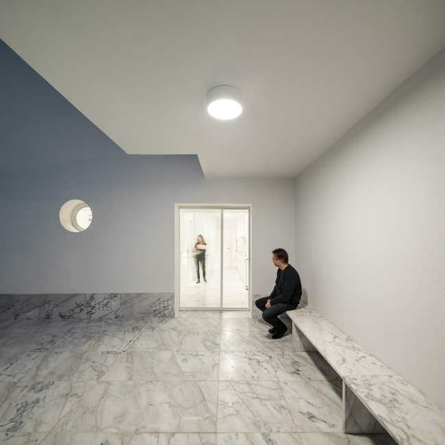 Renovation of a house in Lisbon. From chaotic aesthetics to coherent, minimal architecture