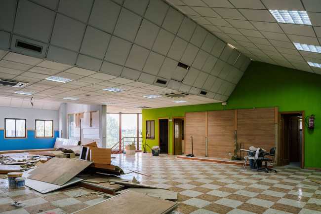 Capannone industriale del fine '900 recuperato. Ufficio e magazzino per un'azienda pubblicitaria