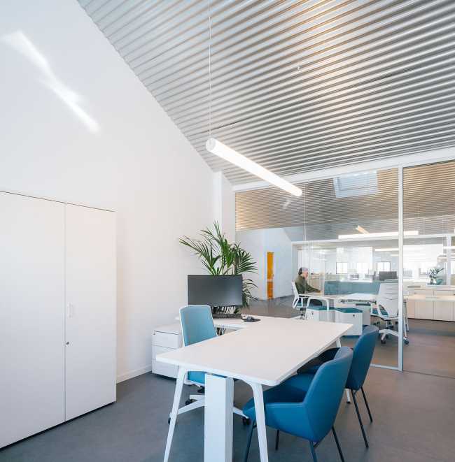 Capannone industriale del fine '900 recuperato. Ufficio e magazzino per un'azienda pubblicitaria