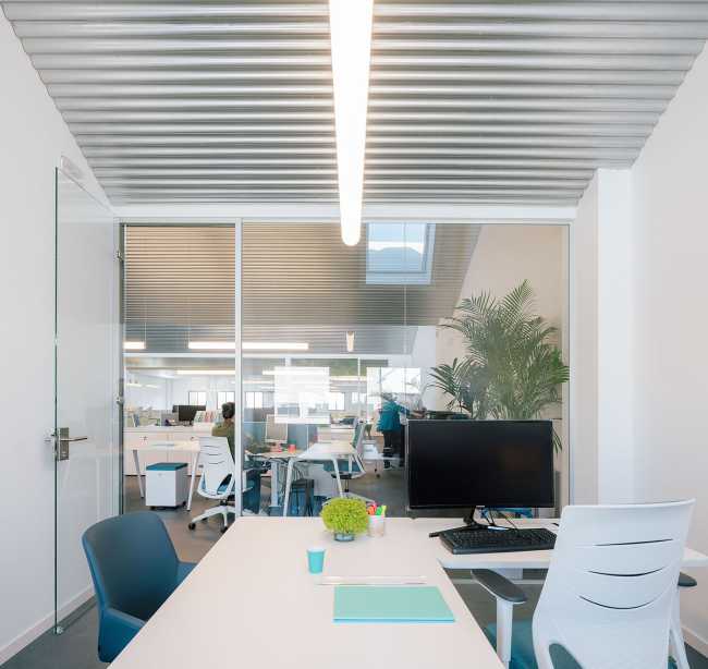 Capannone industriale del fine '900 recuperato. Ufficio e magazzino per un'azienda pubblicitaria