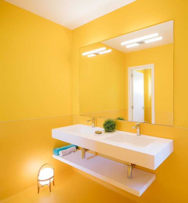 Capannone industriale del fine '900 recuperato. Ufficio e magazzino per un'azienda pubblicitaria