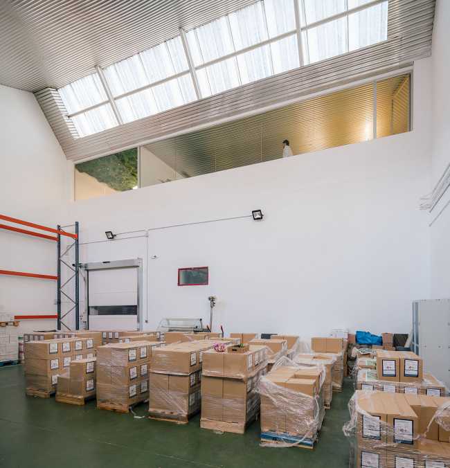 Capannone industriale del fine '900 recuperato. Ufficio e magazzino per un'azienda pubblicitaria