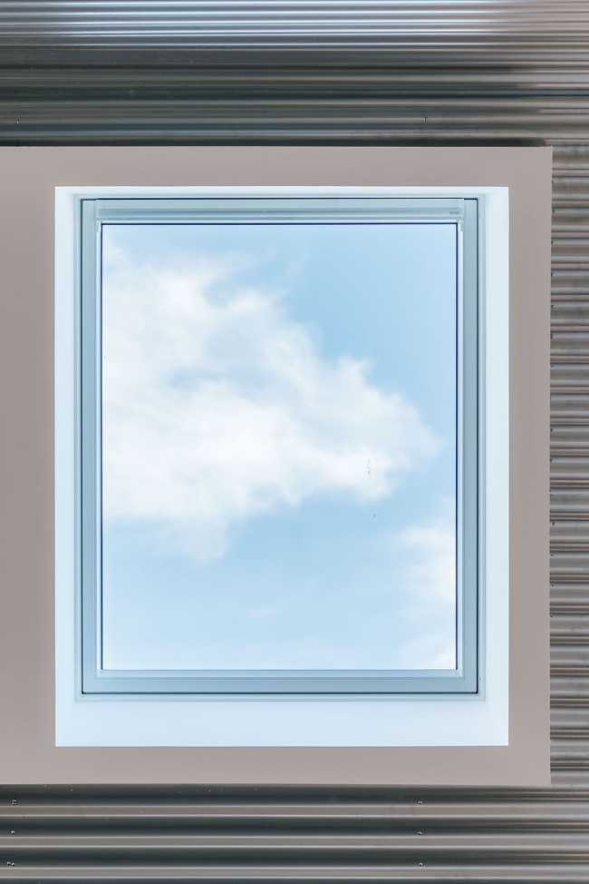 Capannone industriale del fine '900 recuperato. Ufficio e magazzino per un'azienda pubblicitaria