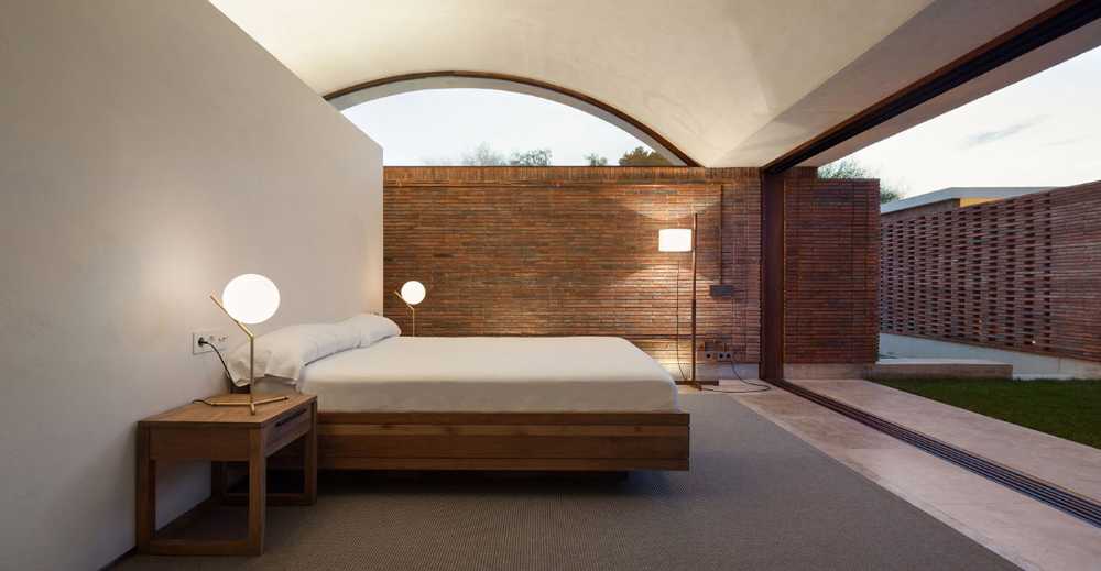 House renovation IV, exposed brick walls and vaulted roof