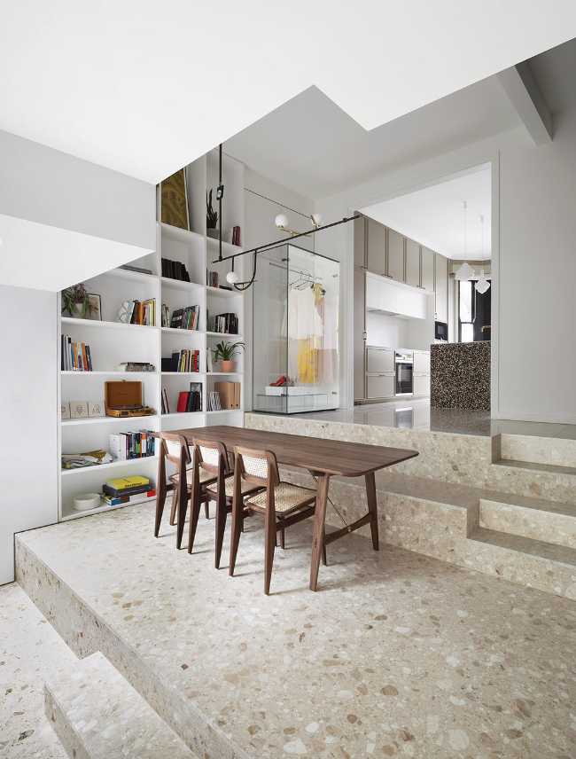 Cubist glass volumes for a Victorian home. A paradox between light weight and solidity