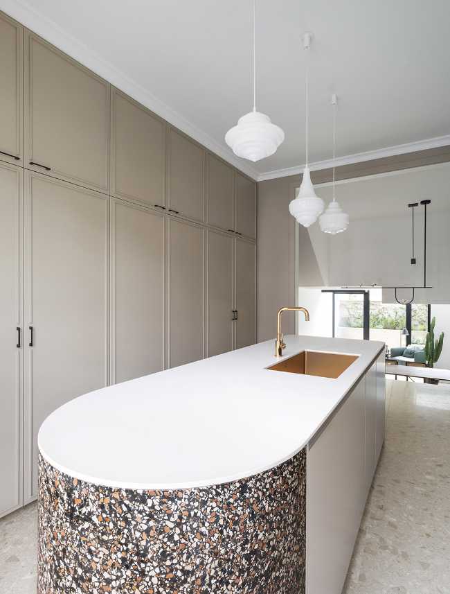 Cubist glass volumes for a Victorian home. A paradox between light weight and solidity
