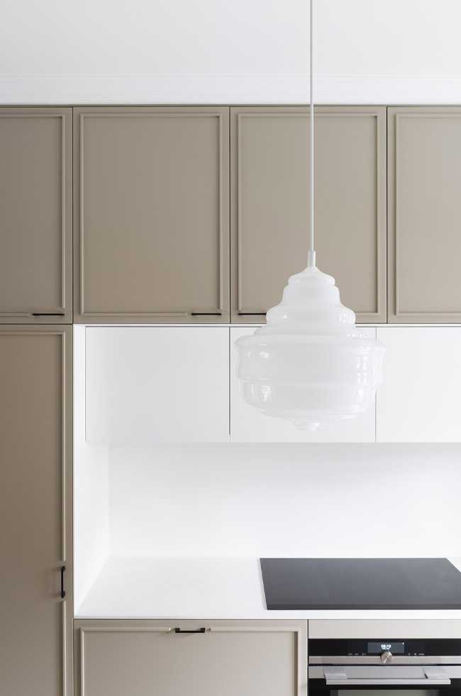 Cubist glass volumes for a Victorian home. A paradox between light weight and solidity