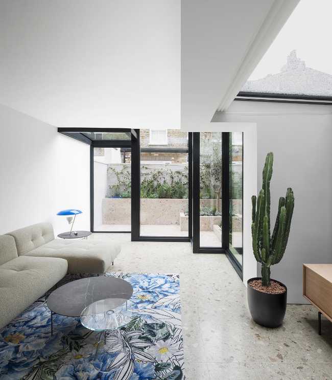 Cubist glass volumes for a Victorian home. A paradox between light weight and solidity