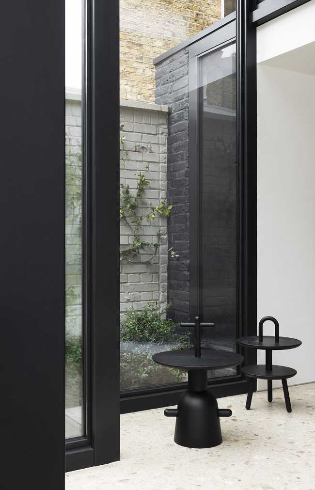 Cubist glass volumes for a Victorian home. A paradox between light weight and solidity