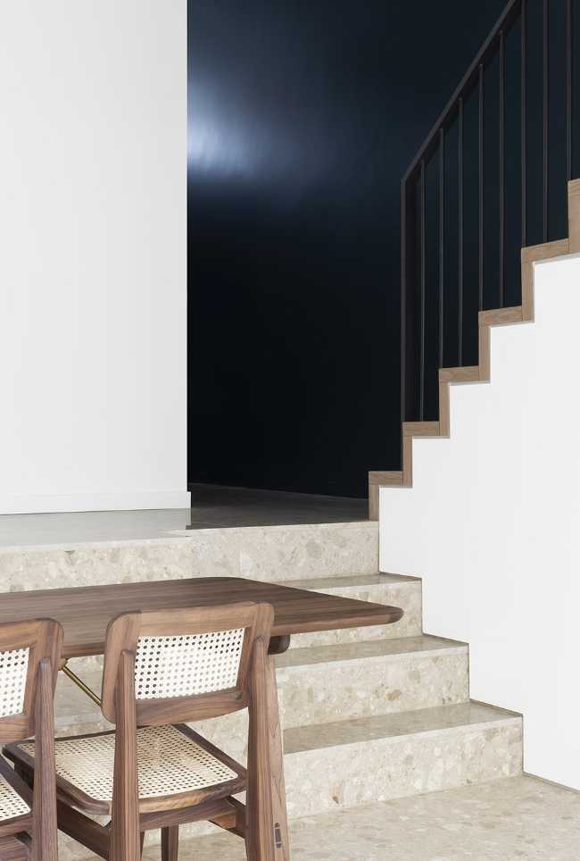 Cubist glass volumes for a Victorian home. A paradox between light weight and solidity