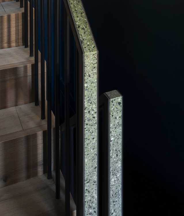 Cubist glass volumes for a Victorian home. A paradox between light weight and solidity