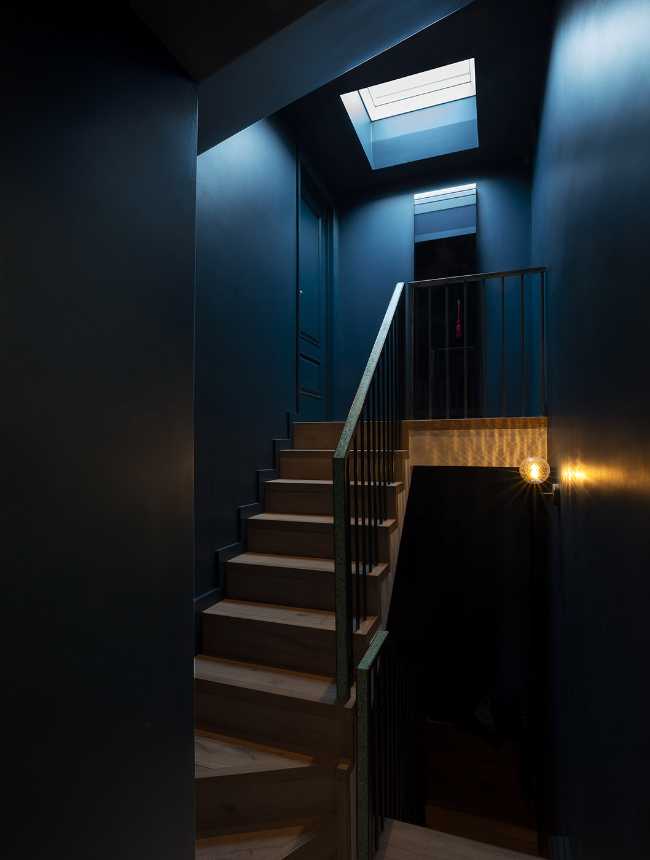 Cubist glass volumes for a Victorian home. A paradox between light weight and solidity