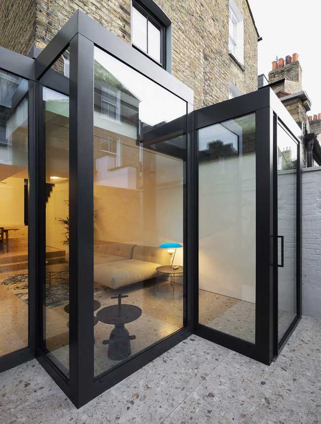 Cubist glass volumes for a Victorian home. A paradox between light weight and solidity