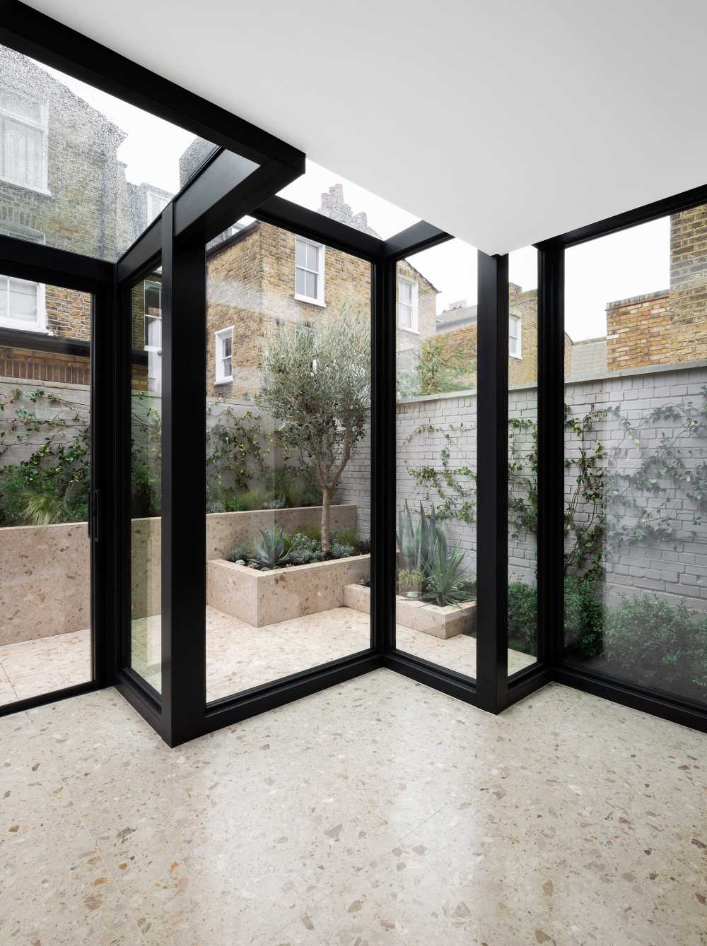 Cubist glass volumes for a Victorian home. A paradox between light weight and solidity