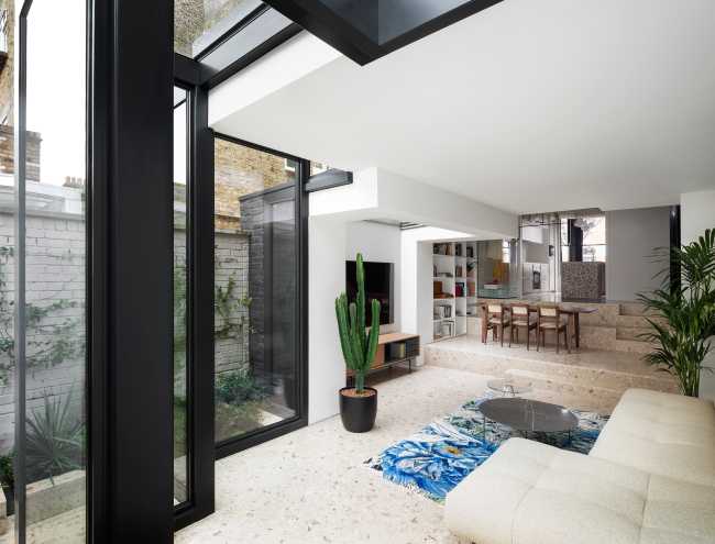 Cubist glass volumes for a Victorian home. A paradox between light weight and solidity