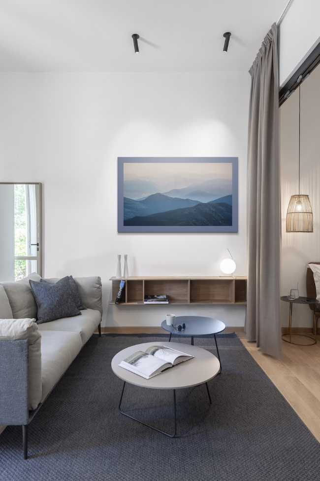 salotto  con tavolino e divano