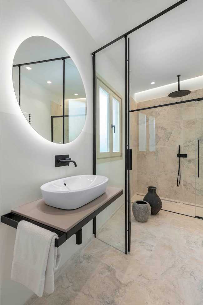 Bagno con specchio rotondo illuminato