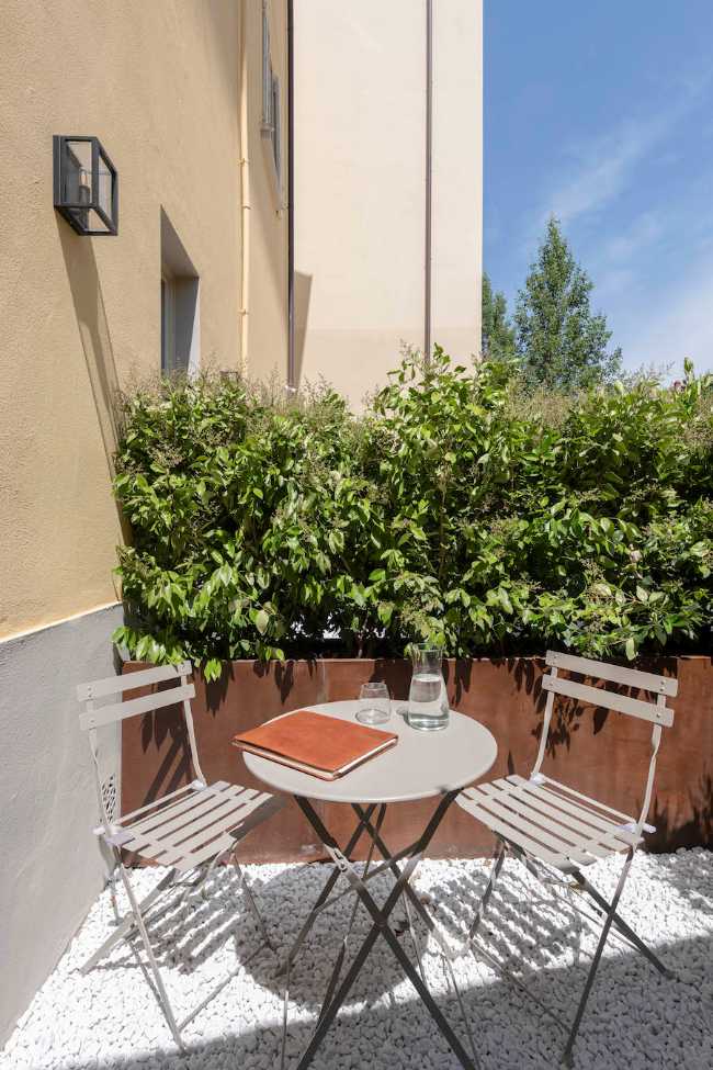 terrazza con sedie e tavolino