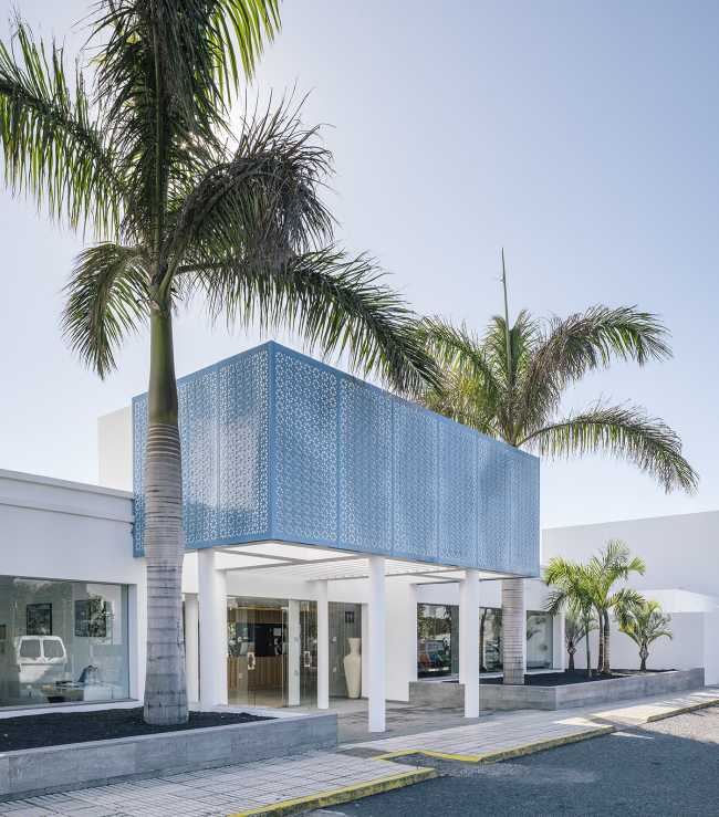 Delicado moodboard con detallescolor azul. Un pequeño complejo hotelero de estilo pueblerino en Lanzarote