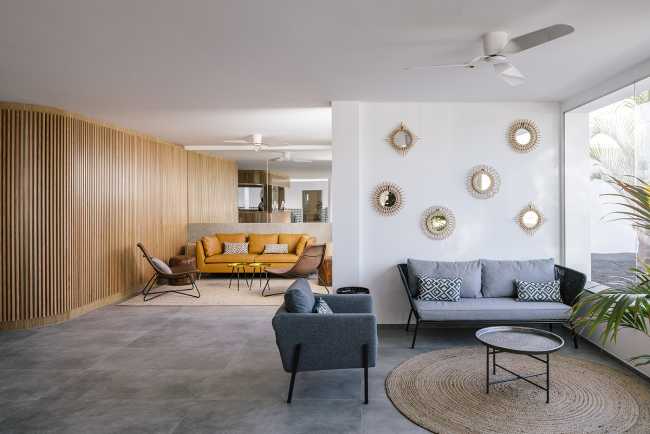 Delicado moodboard con detallescolor azul. Un pequeño complejo hotelero de estilo pueblerino en Lanzarote