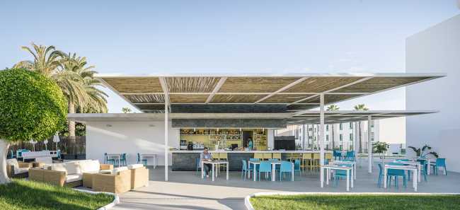 Delicado moodboard con detallescolor azul. Un pequeño complejo hotelero de estilo pueblerino en Lanzarote