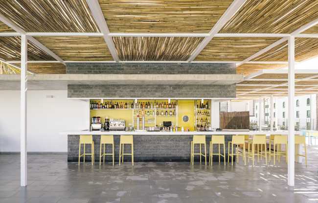 Delicado moodboard con detallescolor azul. Un pequeño complejo hotelero de estilo pueblerino en Lanzarote