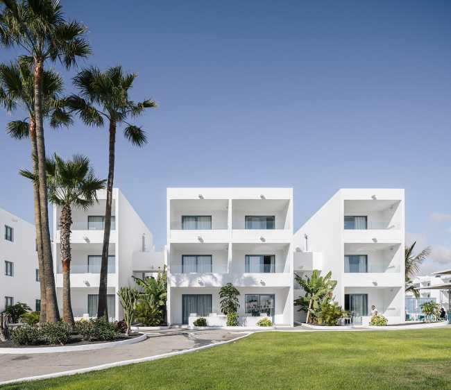 Delicado moodboard con detallescolor azul. Un pequeño complejo hotelero de estilo pueblerino en Lanzarote