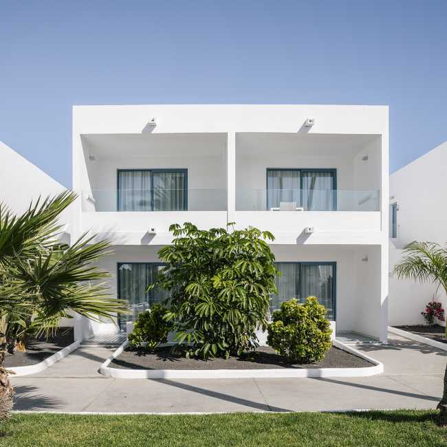 Delicado moodboard con detallescolor azul. Un pequeño complejo hotelero de estilo pueblerino en Lanzarote