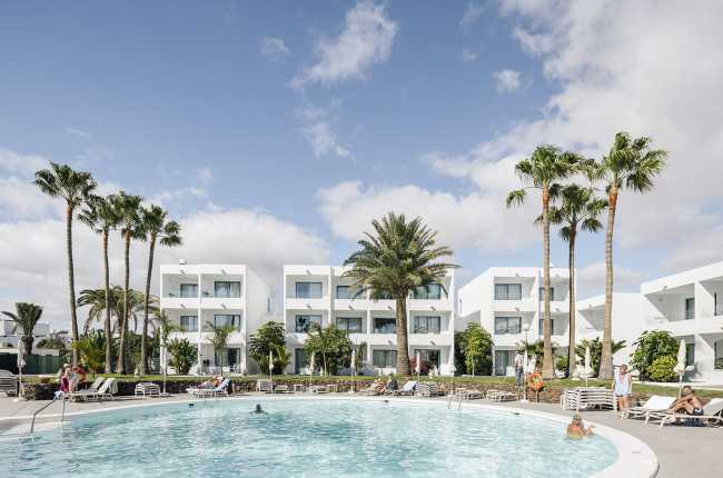 Delicado moodboard con detallescolor azul. Un pequeño complejo hotelero de estilo pueblerino en Lanzarote