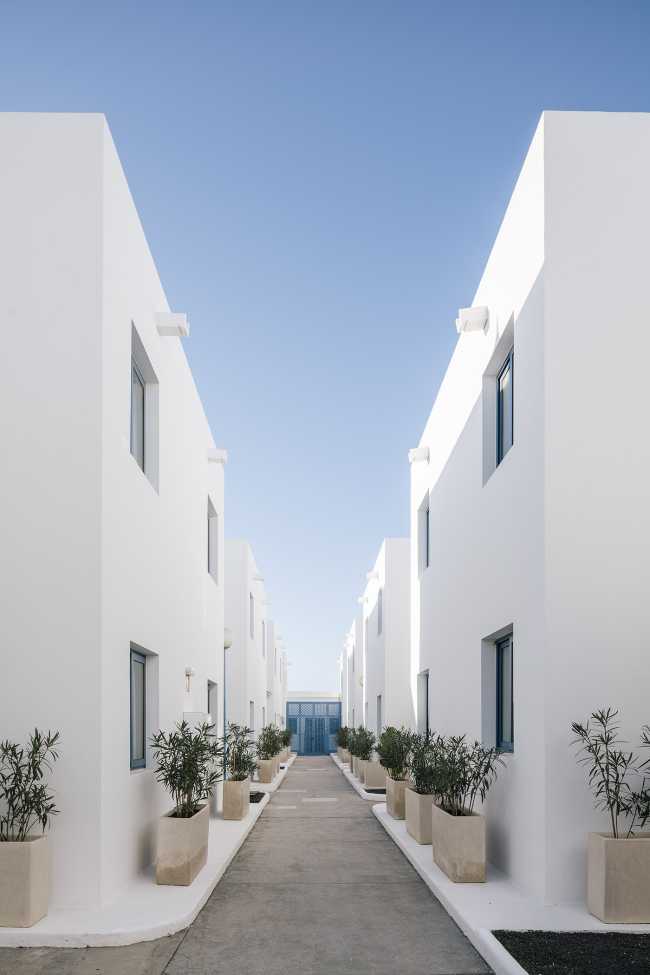 Delicado moodboard con detallescolor azul. Un pequeño complejo hotelero de estilo pueblerino en Lanzarote