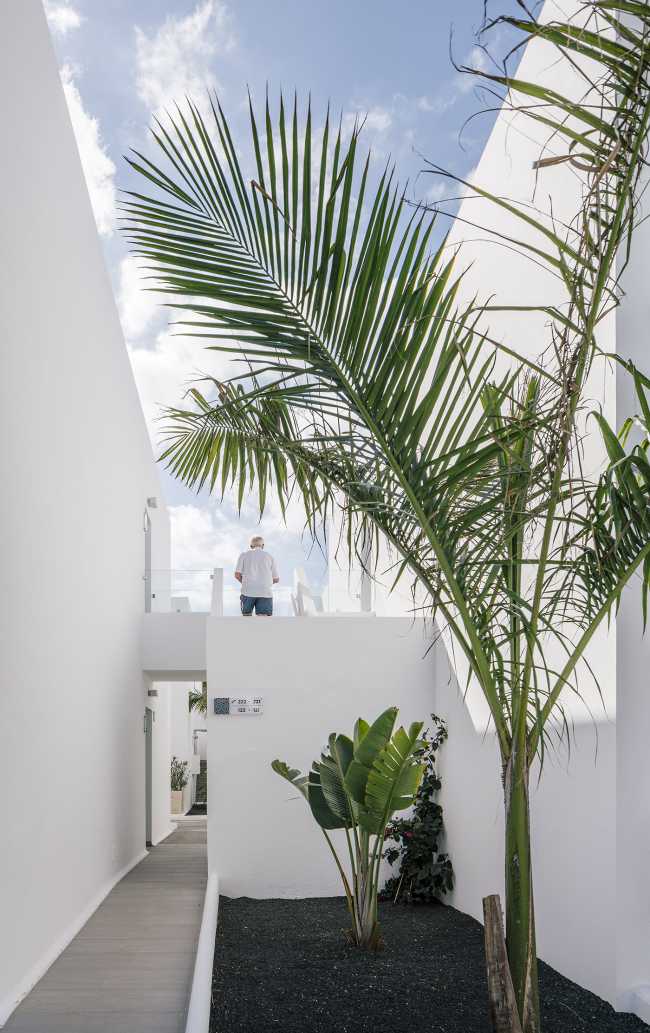 Delicado moodboard con detallescolor azul. Un pequeño complejo hotelero de estilo pueblerino en Lanzarote