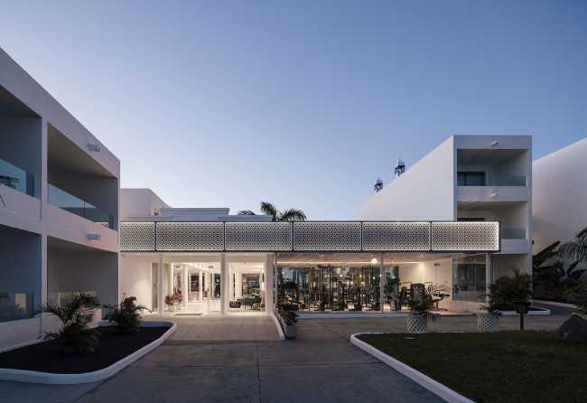 Delicado moodboard con detallescolor azul. Un pequeño complejo hotelero de estilo pueblerino en Lanzarote