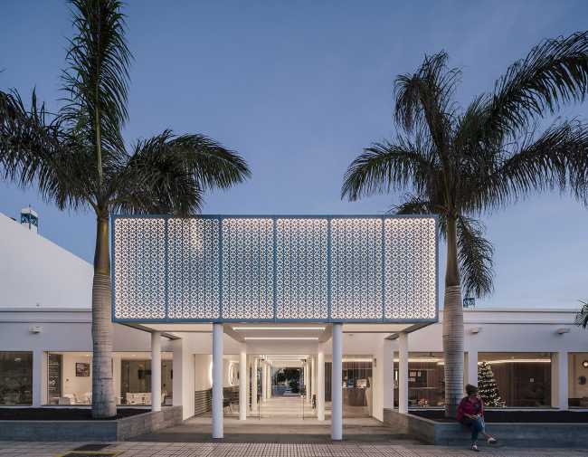 Delicado moodboard con detallescolor azul. Un pequeño complejo hotelero de estilo pueblerino en Lanzarote