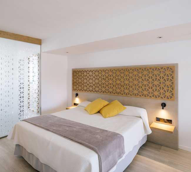 Delicado moodboard con detallescolor azul. Un pequeño complejo hotelero de estilo pueblerino en Lanzarote