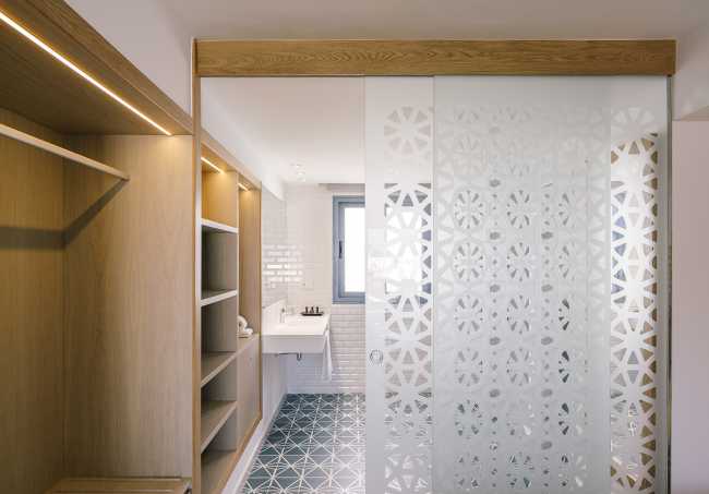 Delicado moodboard con detallescolor azul. Un pequeño complejo hotelero de estilo pueblerino en Lanzarote