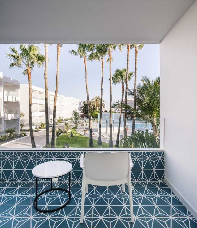 Delicado moodboard con detallescolor azul. Un pequeño complejo hotelero de estilo pueblerino en Lanzarote