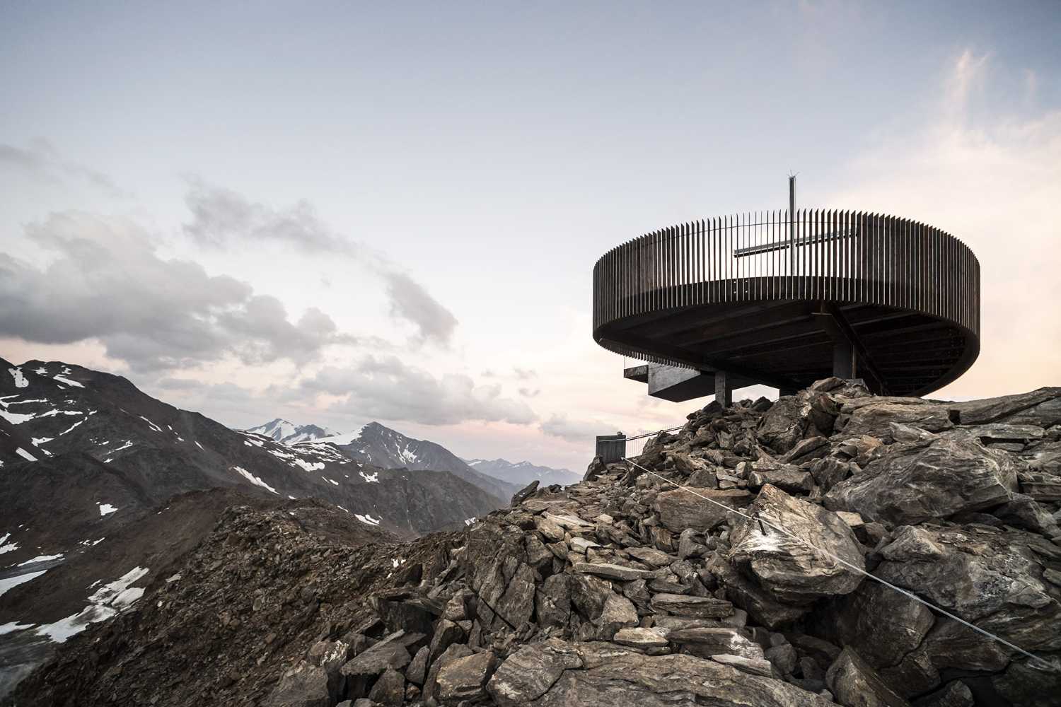 Piattaforma panoramica in acciaio corte e vetro. Viste mozzafiato sulla montagna per respirare la libertà