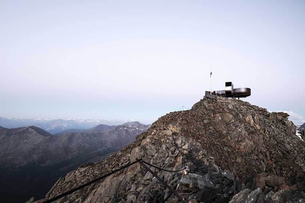 Plateforme panoramique en acier et verre. Des vues à couper le souffle sur les montagnes pour respirer la liberté.