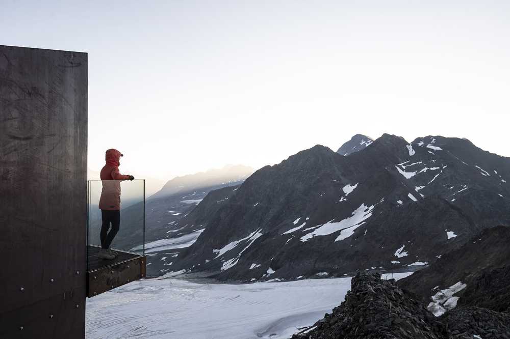 Plateforme panoramique en acier et verre. Des vues à couper le souffle sur les montagnes pour respirer la liberté.