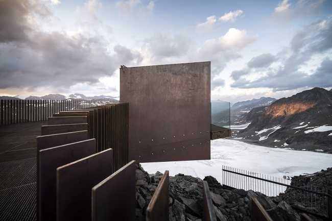 Plateforme d'observation en acier Corten et verre. Des vues à couper le souffle sur la montagne pour respirer la liberté.
