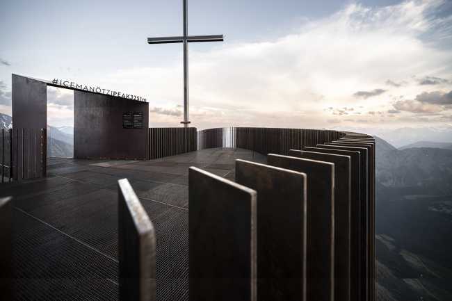 Plateforme d'observation en acier Corten et verre. Des vues à couper le souffle sur la montagne pour respirer la liberté.