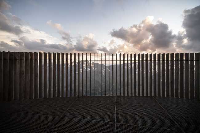 Plateforme d'observation en acier Corten et verre. Des vues à couper le souffle sur la montagne pour respirer la liberté.